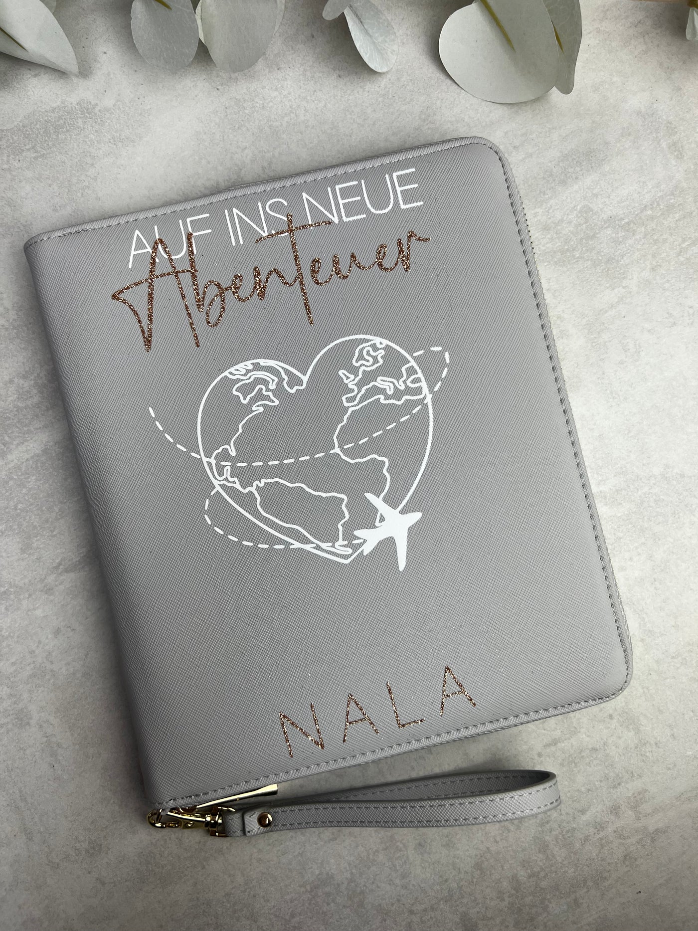 Reiseorganizer Design „Auf ins neue Abenteuer“ | Dokumententasche für Reise- & Impfpässe | [individualisierbar / personalisierbar]