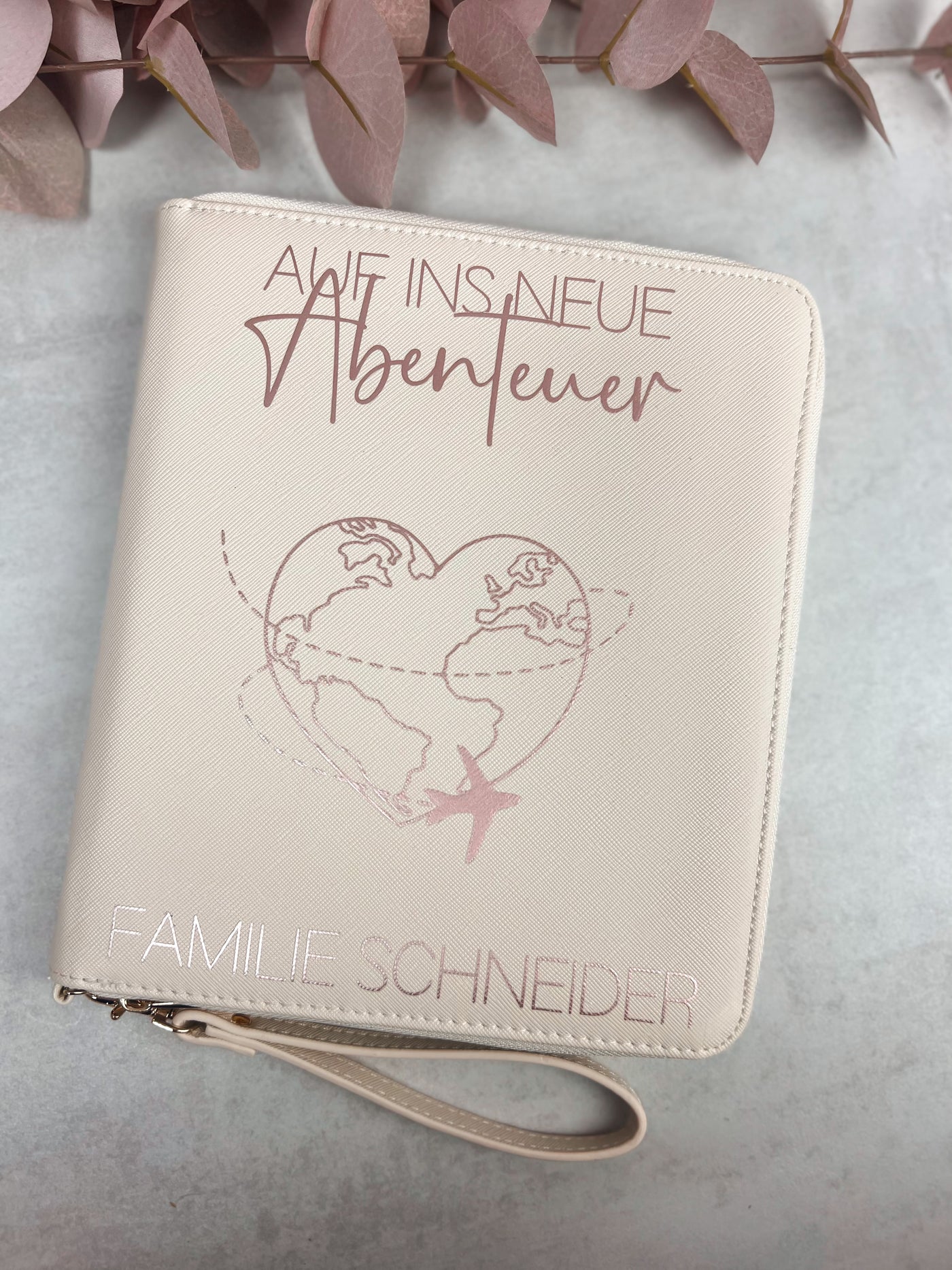 Reiseorganizer Design „Auf ins neue Abenteuer“ | Dokumententasche für Reise- & Impfpässe | [individualisierbar / personalisierbar]