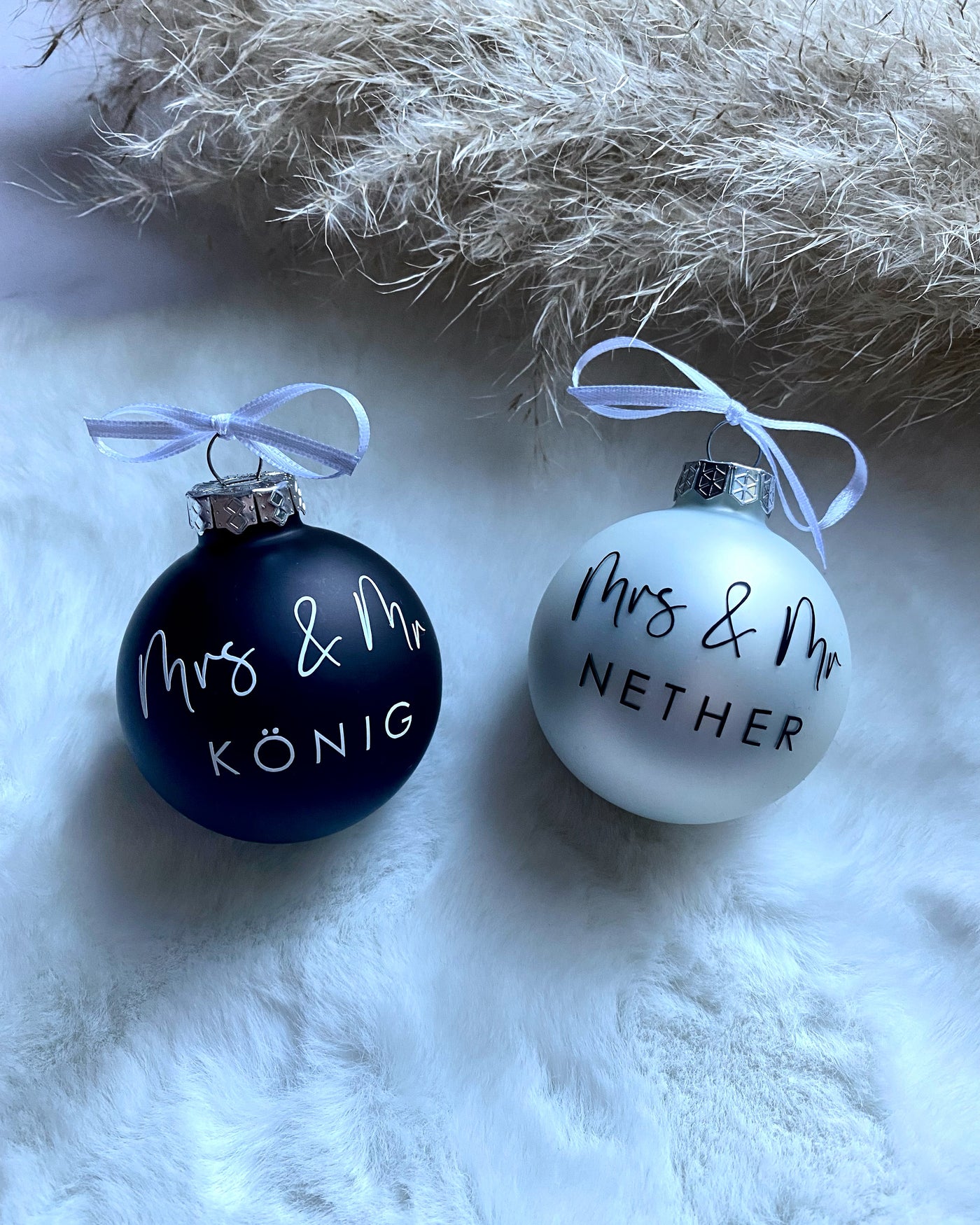 Weihnachtskugel "Mr(s) & Mr(s)"⎟Christbaumkugel zum Verschenken⎟Baumschmuck [personalisierbar / individualisierbar]