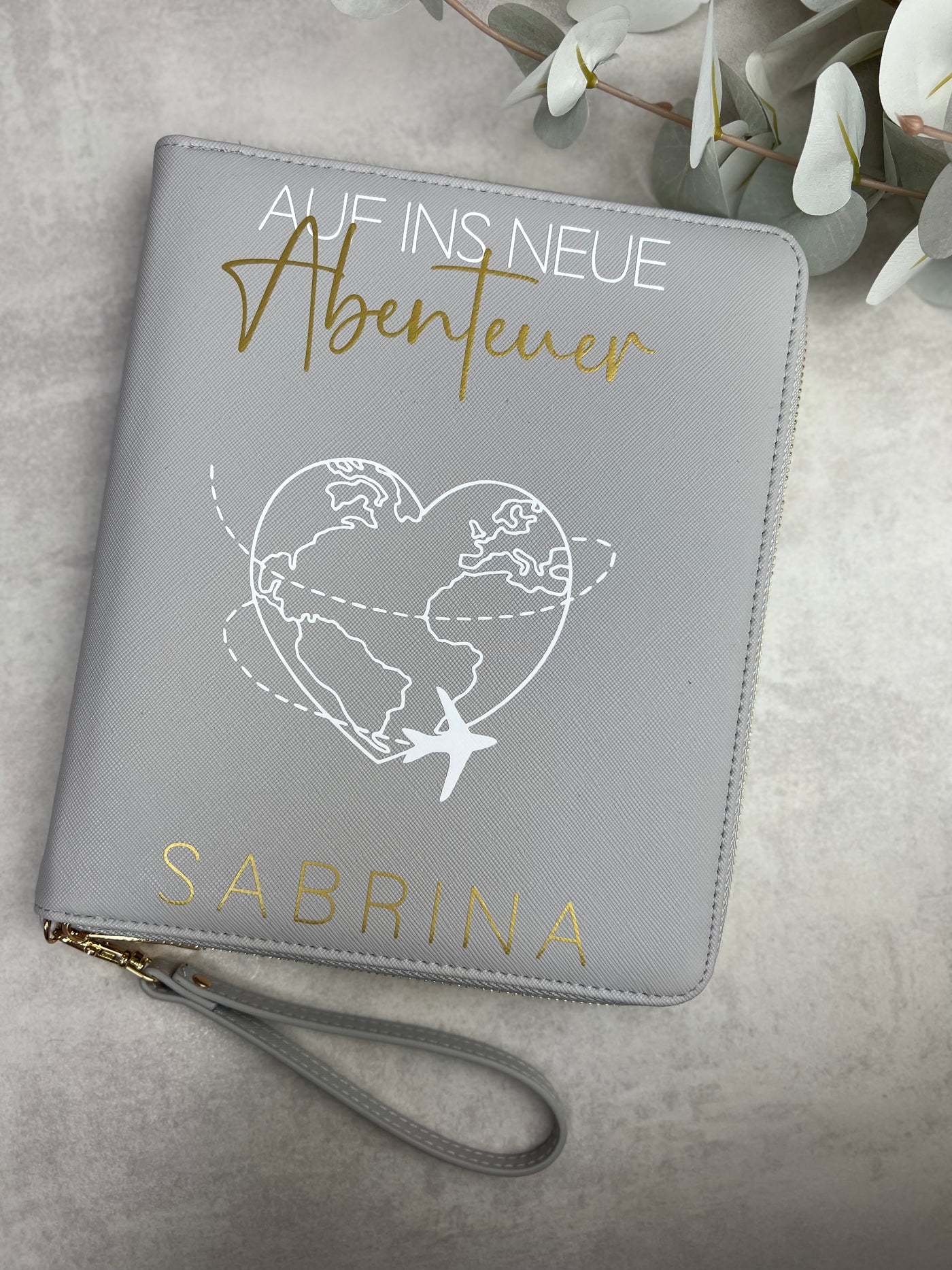 Reiseorganizer Design „Auf ins neue Abenteuer“ | Dokumententasche für Reise- & Impfpässe | [individualisierbar / personalisierbar]