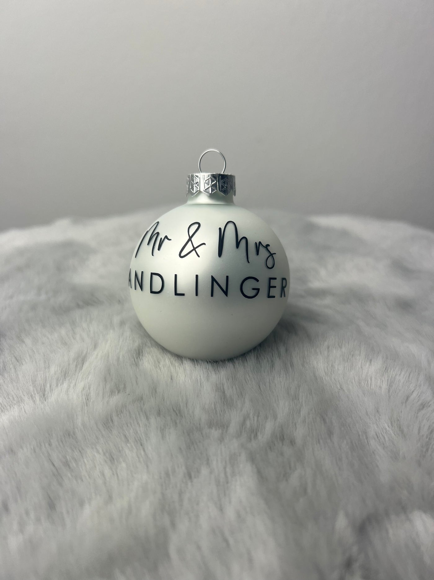 Weihnachtskugel "Mr(s) & Mr(s)"⎟Christbaumkugel zum Verschenken⎟Baumschmuck [personalisierbar / individualisierbar]