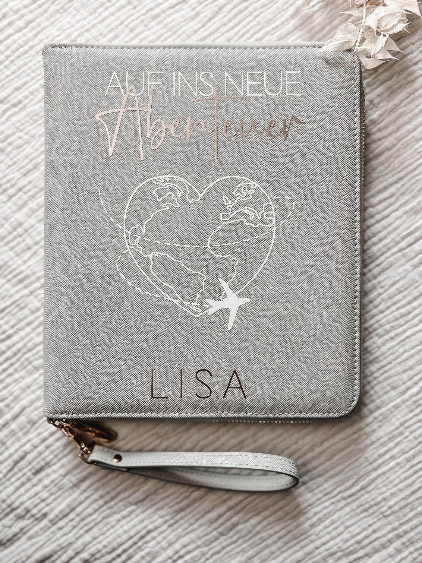 Reiseorganizer Design „Auf ins neue Abenteuer“ | Dokumententasche für Reise- & Impfpässe | [individualisierbar / personalisierbar]