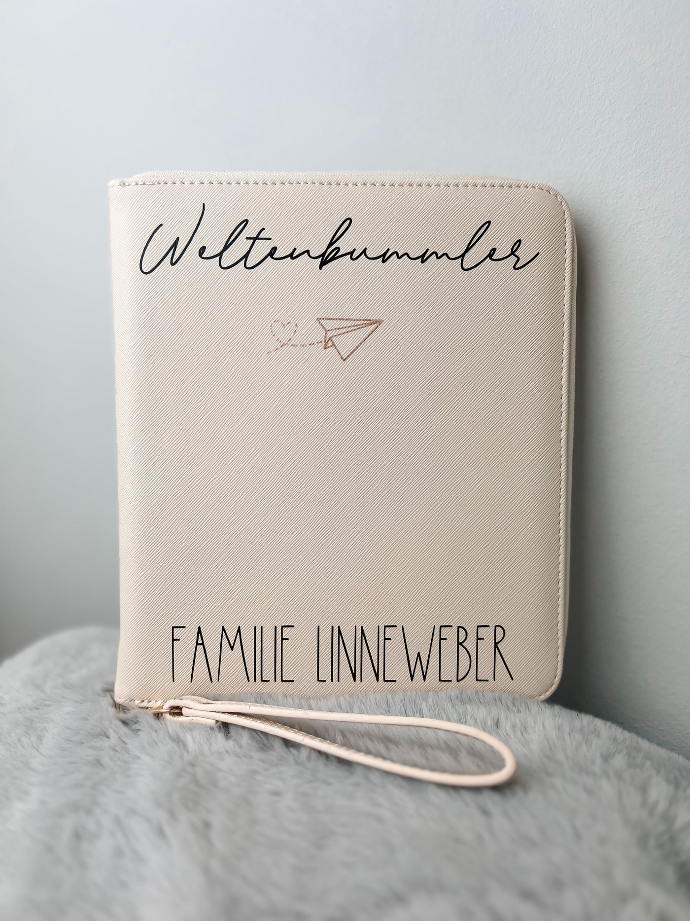 Reiseorganizer Design „Weltenbummler“ | Dokumententasche für Reise- & Impfpässe | [individualisierbar / personalisierbar]