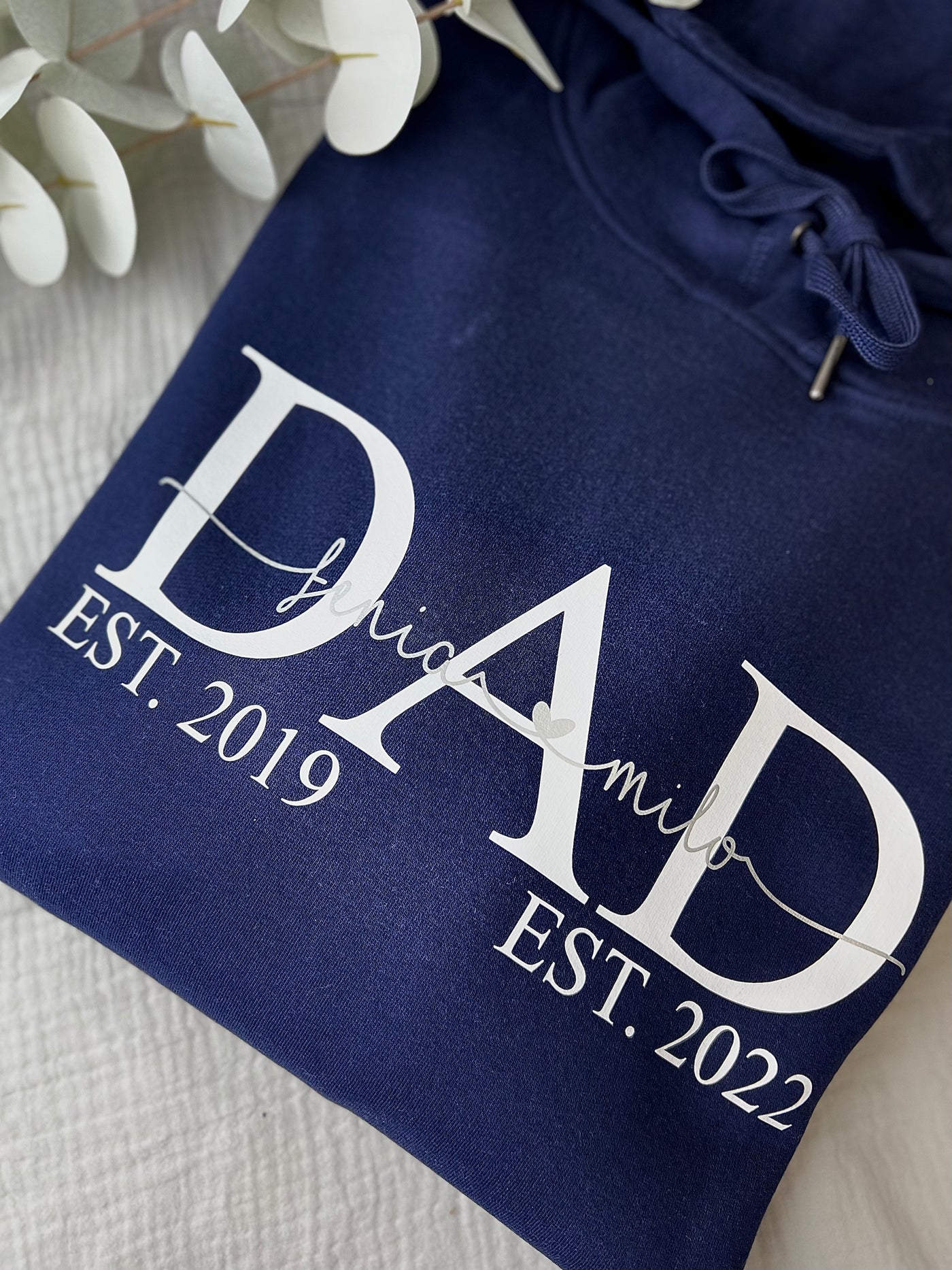 Herren Hoodie Design „DAD EST. / PAPA SEIT“ | Papa Pulli mit Kindernamen & Geburtsjahren [personalisierbar | individualisierbar]