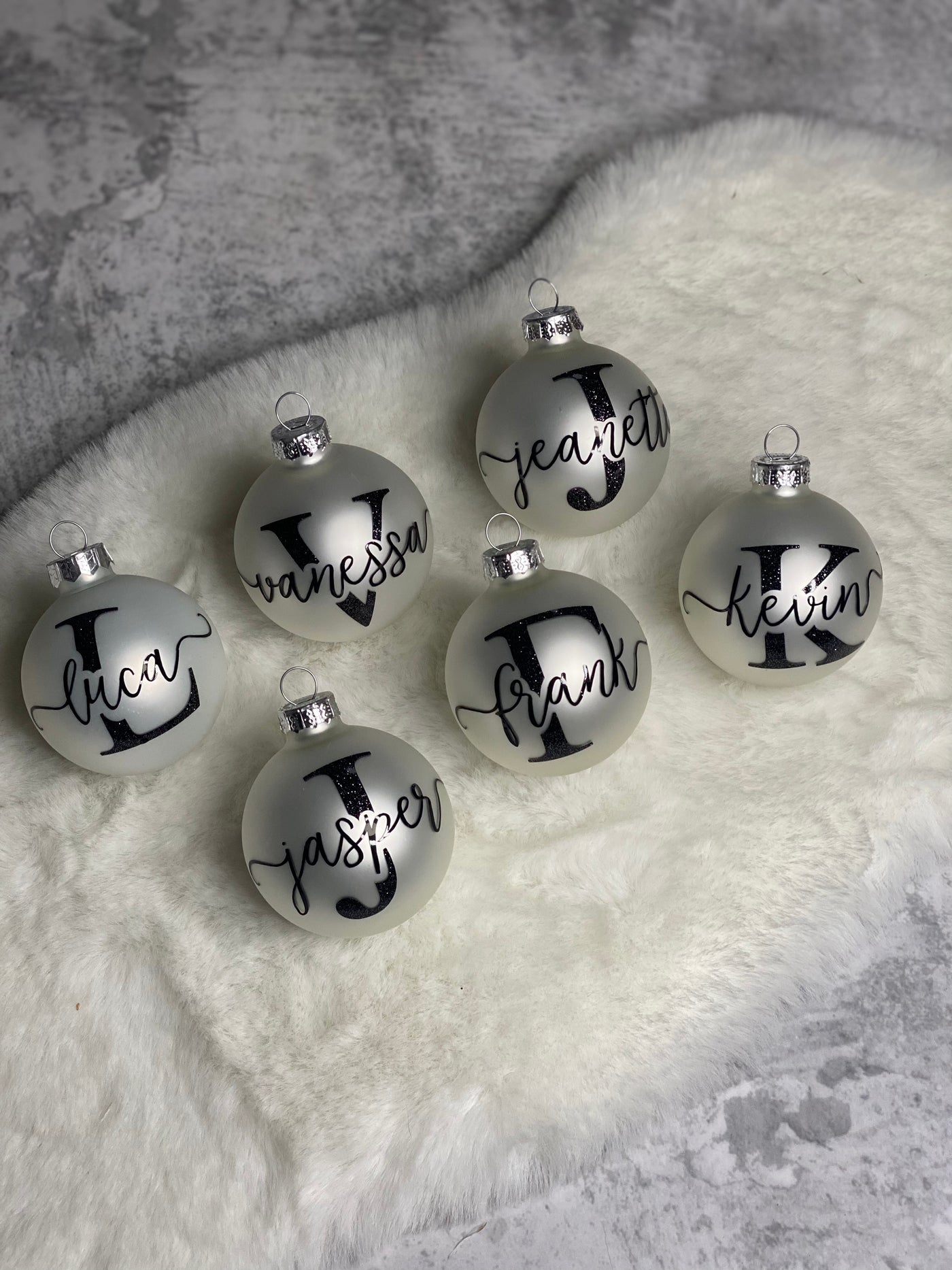 Weihnachtskugel "Initial + Wunschname"⎟Christbaumkugel zum Verschenken⎟Namens-Kugel⎟Baumschmuck [personalisierbar / individualisierbar]