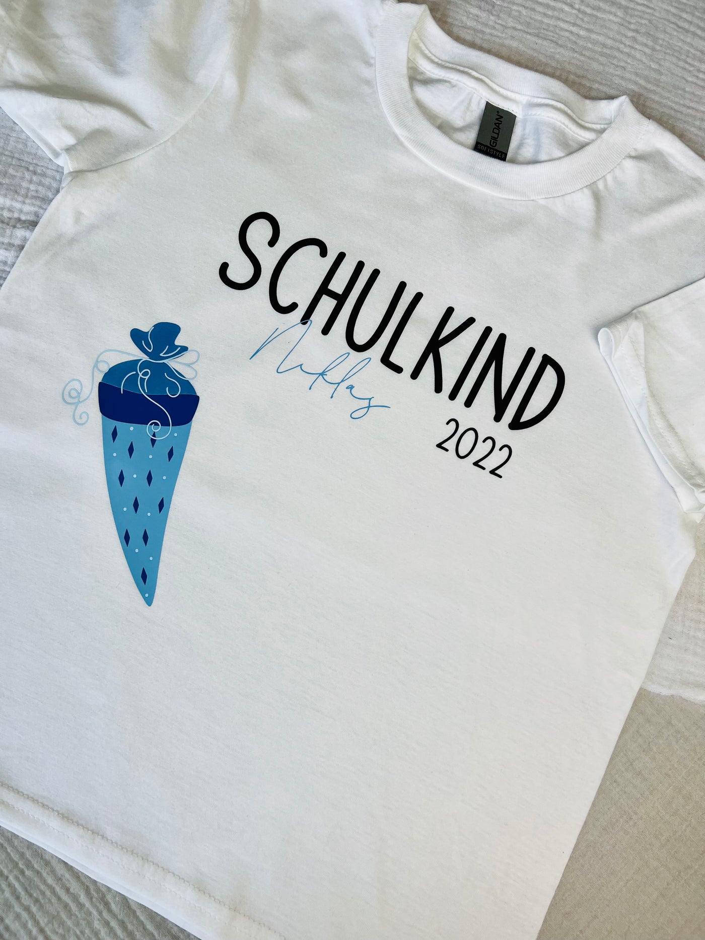 Kinder T-Shirt Design "Schulkind Schultüte" | Kids Shirt zum Schulbeginn | Geschenk Schulanfang [individualisierbar / personalisierbar]