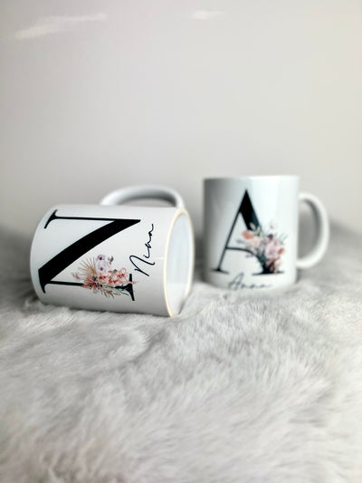 Keramiktasse Design "Flower Inital Black" | Henkeltasse mit Print | spülmaschinen- und mikrowellenfest [personalisierbar]