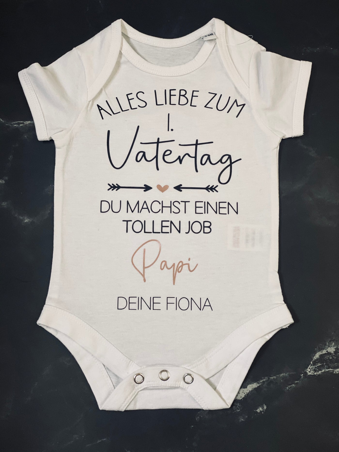 Babybody Design "erster Vatertag" | Überraschung für Papas | Kurzarmbody mit Text [individualisierbar / personalisierbar]