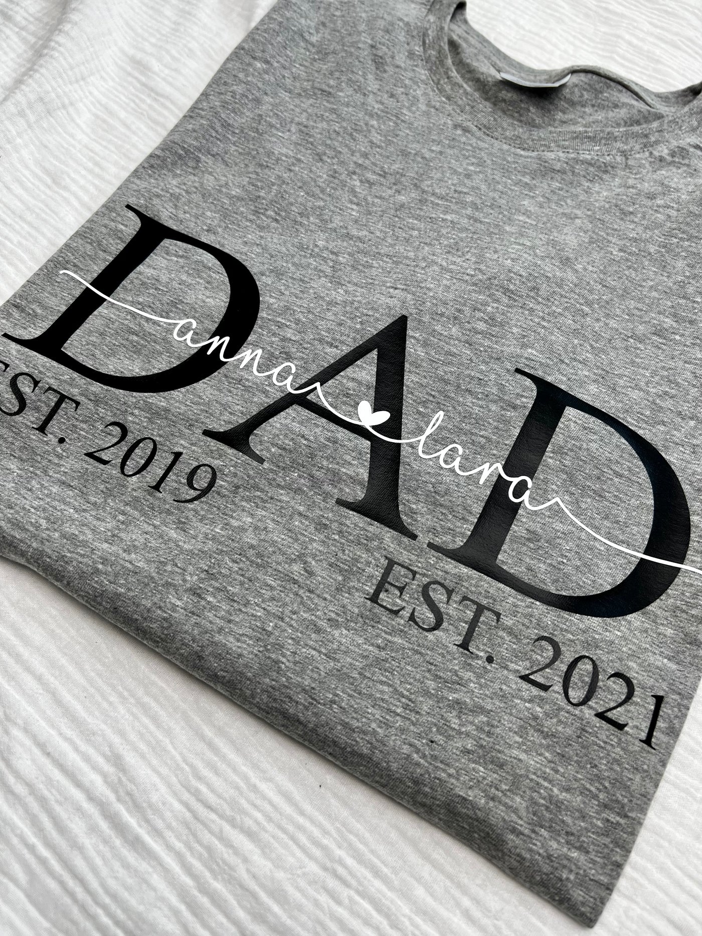 Herren T-Shirt Design „DAD EST. / PAPA SEIT" | Papa Shirt mit Kindernamen & Geburtsjahr [personalisiert / individualisiert]