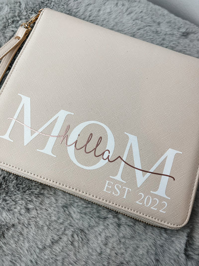 Familienorganizer Design „MOM EST.“ | Dokumententasche für Reise-, Impf- & Mutterpässe | [individualisierbar / personalisierbar]