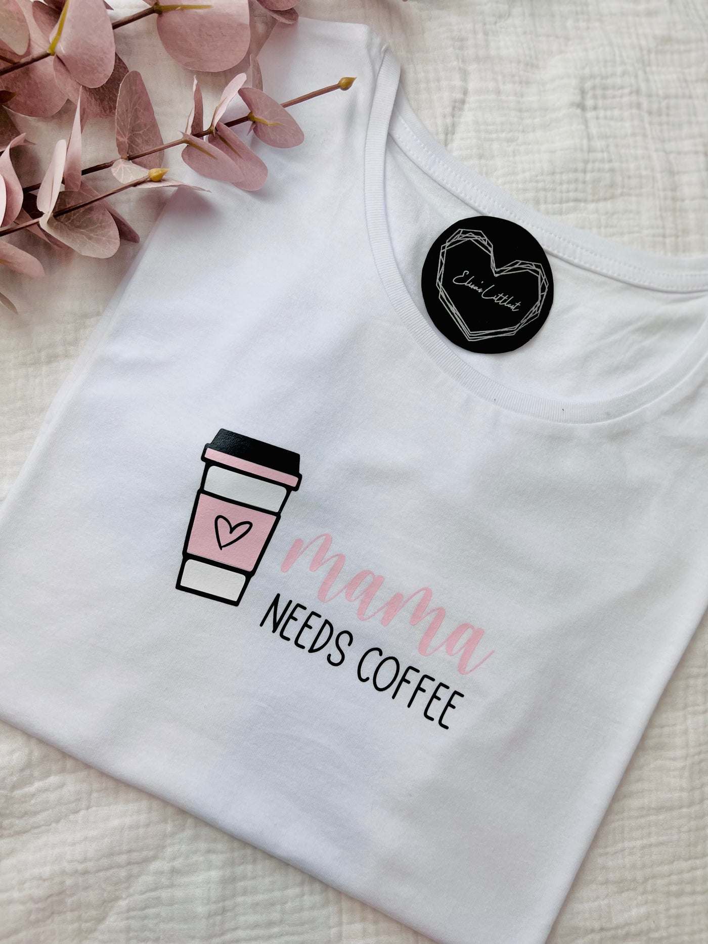 Damen Shirt Design „Mama needs coffee“ | Mama T-Shirt | Geschenk für Mamas und Coffee Lover[individualisierbar]