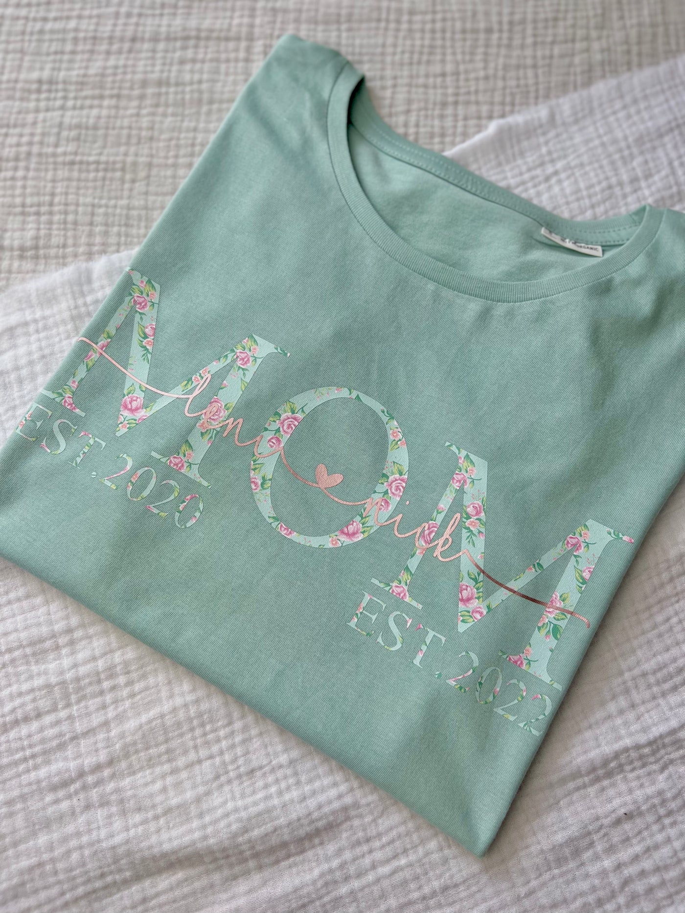 Damen T-Shirt Design „MOM EST. / MAMA SEIT mit Muster" | Mama Shirt mit Kindernamen & Geburtsjahr [personalisiert / individualisiert]