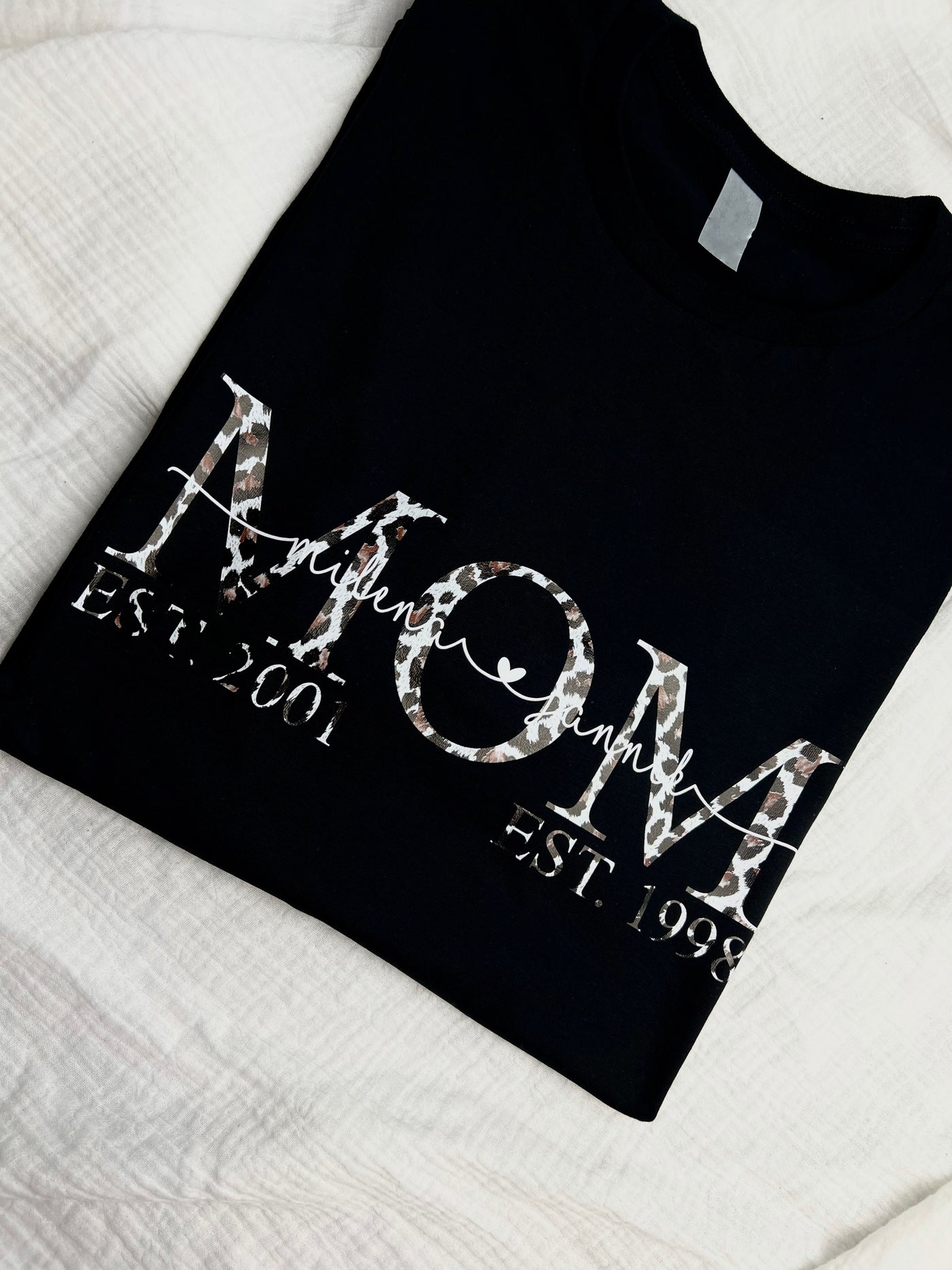 Damen T-Shirt Design „MOM EST. / MAMA SEIT mit Muster" | Mama Shirt mit Kindernamen & Geburtsjahr [personalisiert / individualisiert]