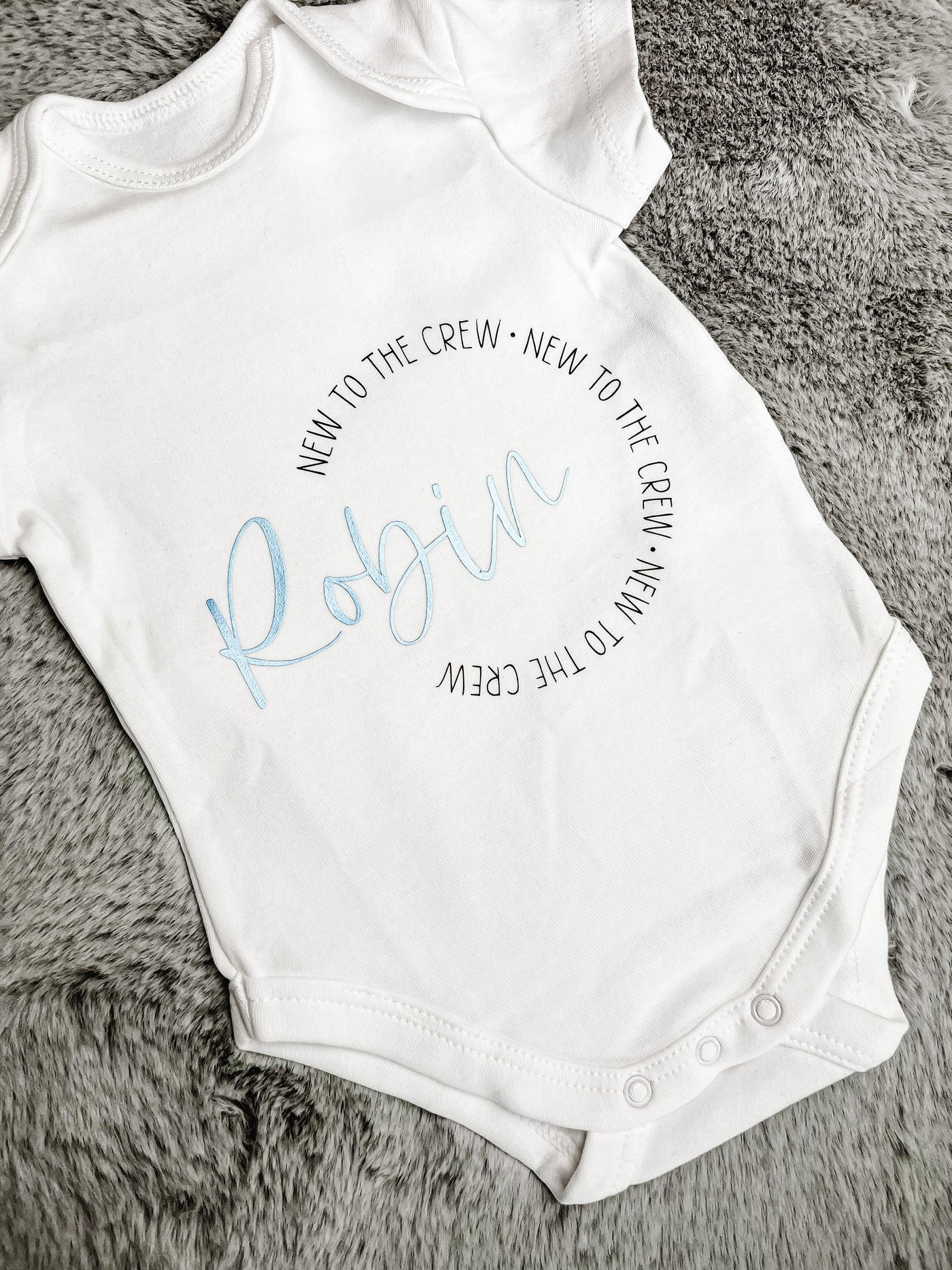 Babybody Design "New to the Crew" | Geschenk zur Geburt, Babyparty [individualisierbar / personalisierbar]