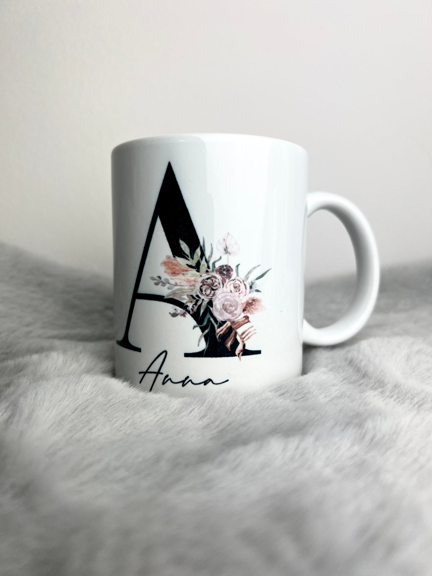 Keramiktasse Design "Flower Inital Black" | Henkeltasse mit Print | spülmaschinen- und mikrowellenfest [personalisierbar]