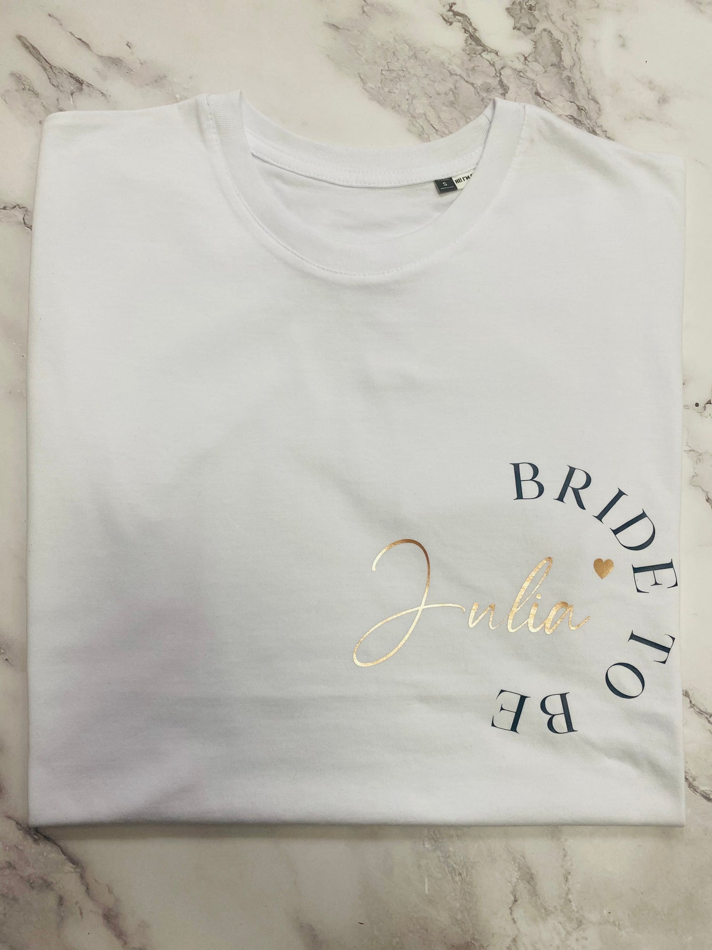 Junggesellenabschied T-Shirt leger Design „Circle“ | JGA Shirt für die Bride to be [personalisierbar / individualisierbar]