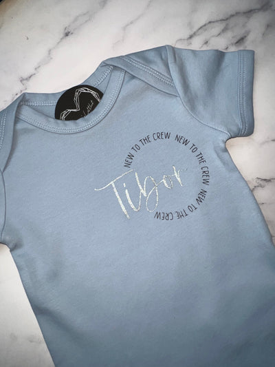 Babybody Design "New to the Crew" | Geschenk zur Geburt, Babyparty [individualisierbar / personalisierbar]