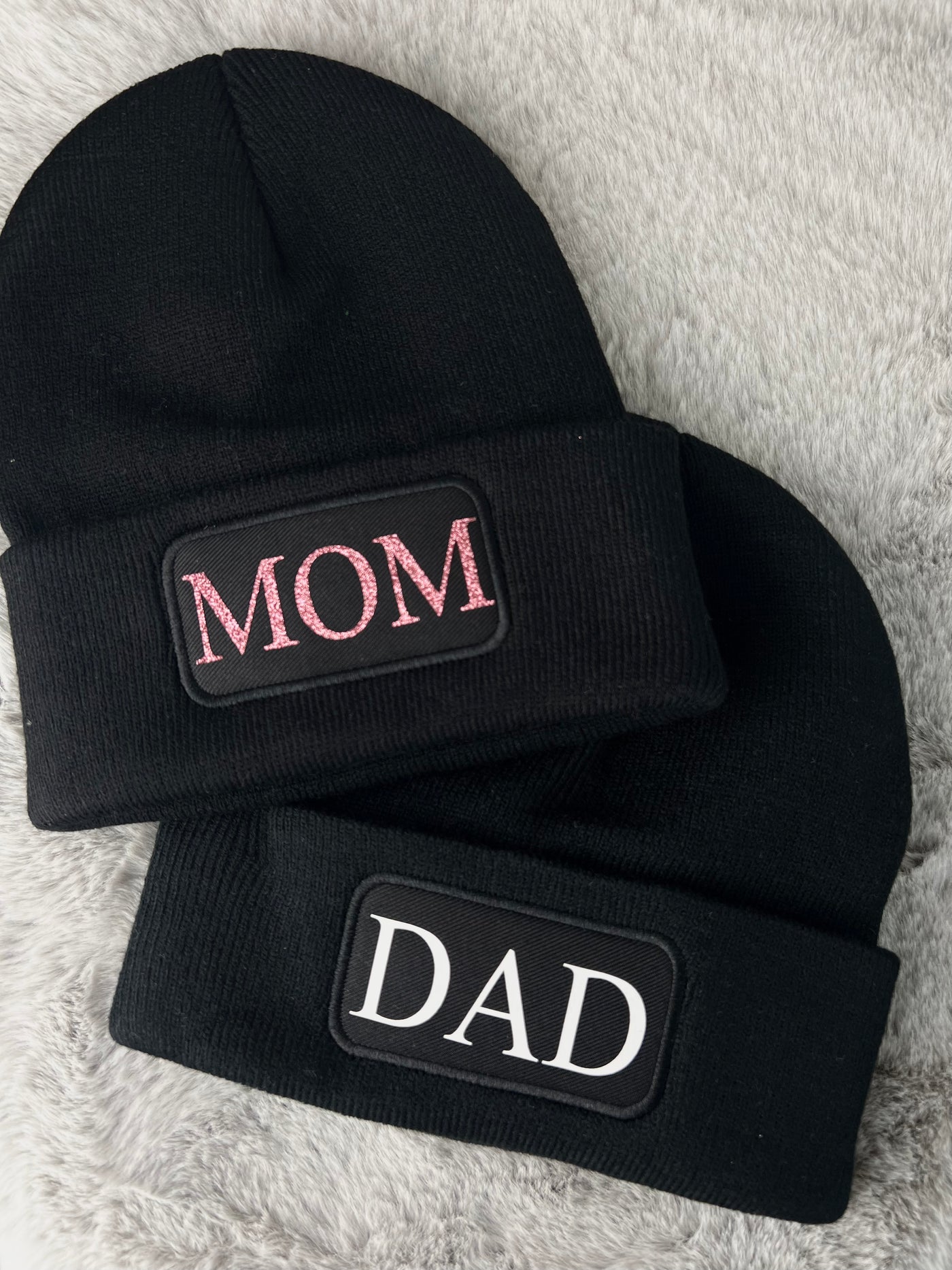 Unisex Strickmütze Design "MOM/DAD"⎟Stoffmütze für Eltern [individualisierbar]