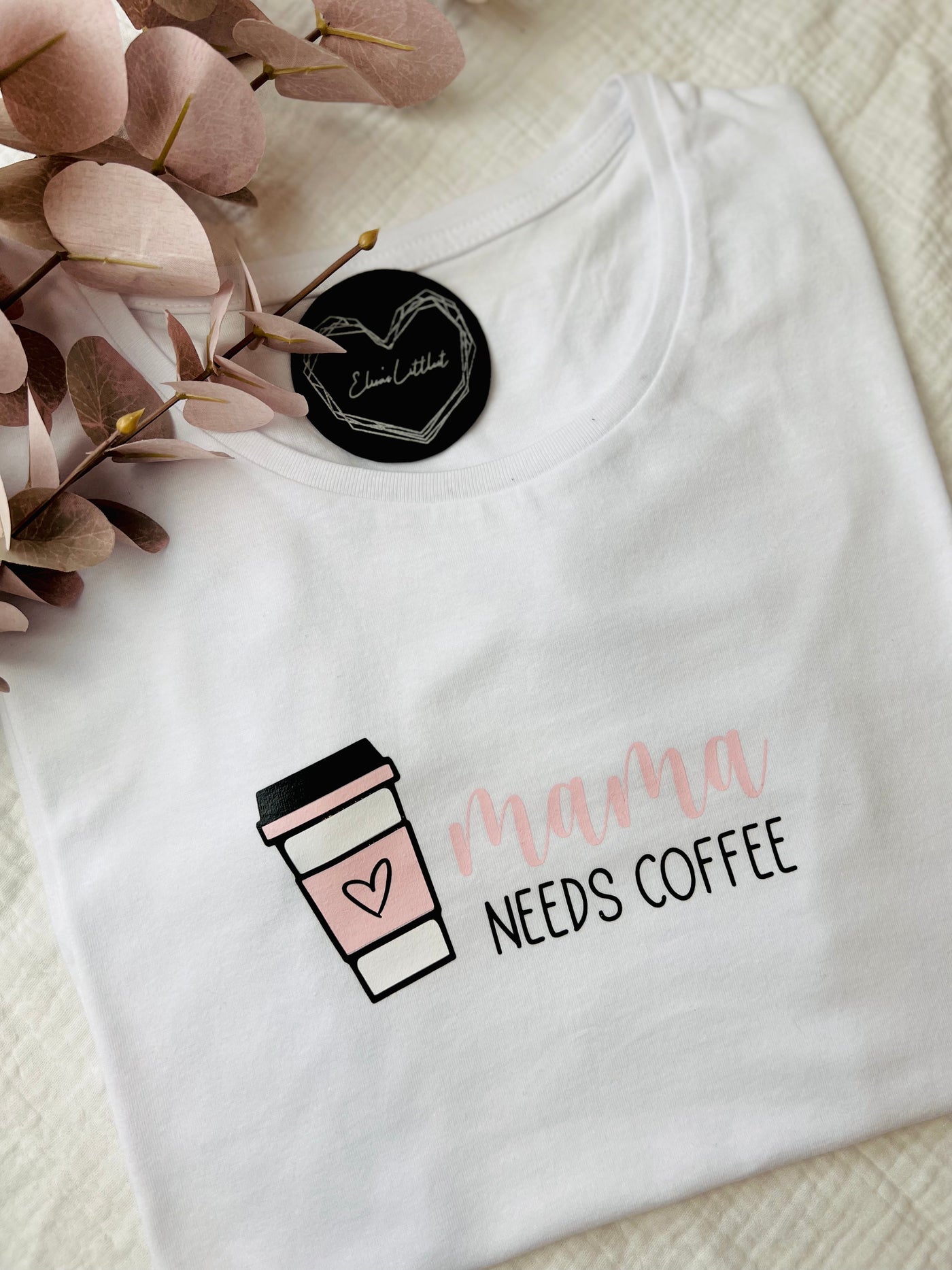 Damen Shirt Design „Mama needs coffee“ | Mama T-Shirt | Geschenk für Mamas und Coffee Lover[individualisierbar]