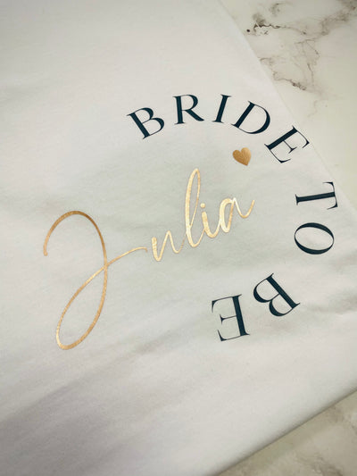 Junggesellenabschied T-Shirt leger Design „Circle“ | JGA Shirt für die Bride to be [personalisierbar / individualisierbar]