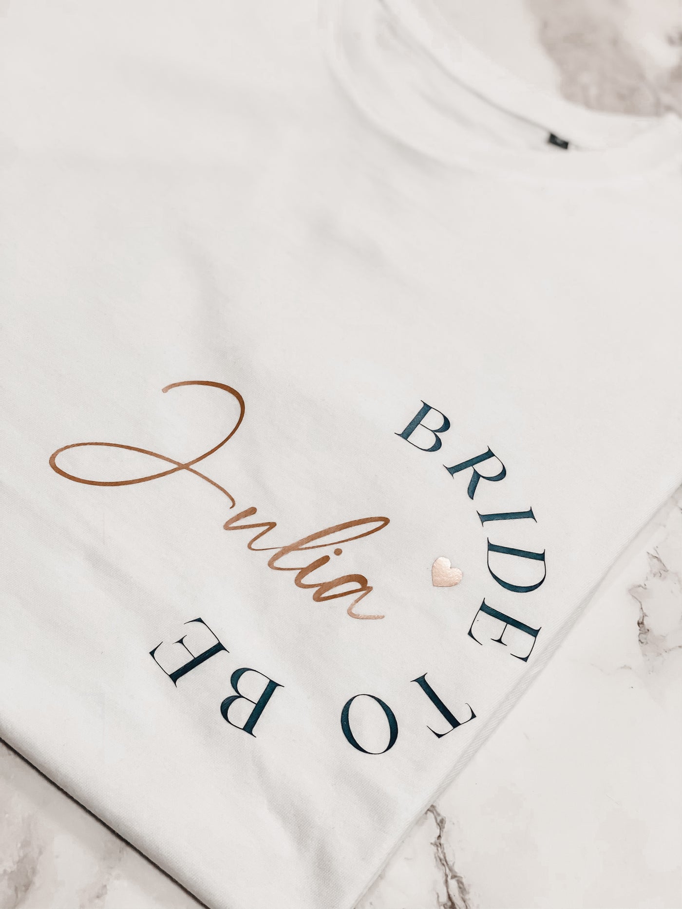 Junggesellenabschied T-Shirt leger Design „Circle“ | JGA Shirt für die Bride to be [personalisierbar / individualisierbar]