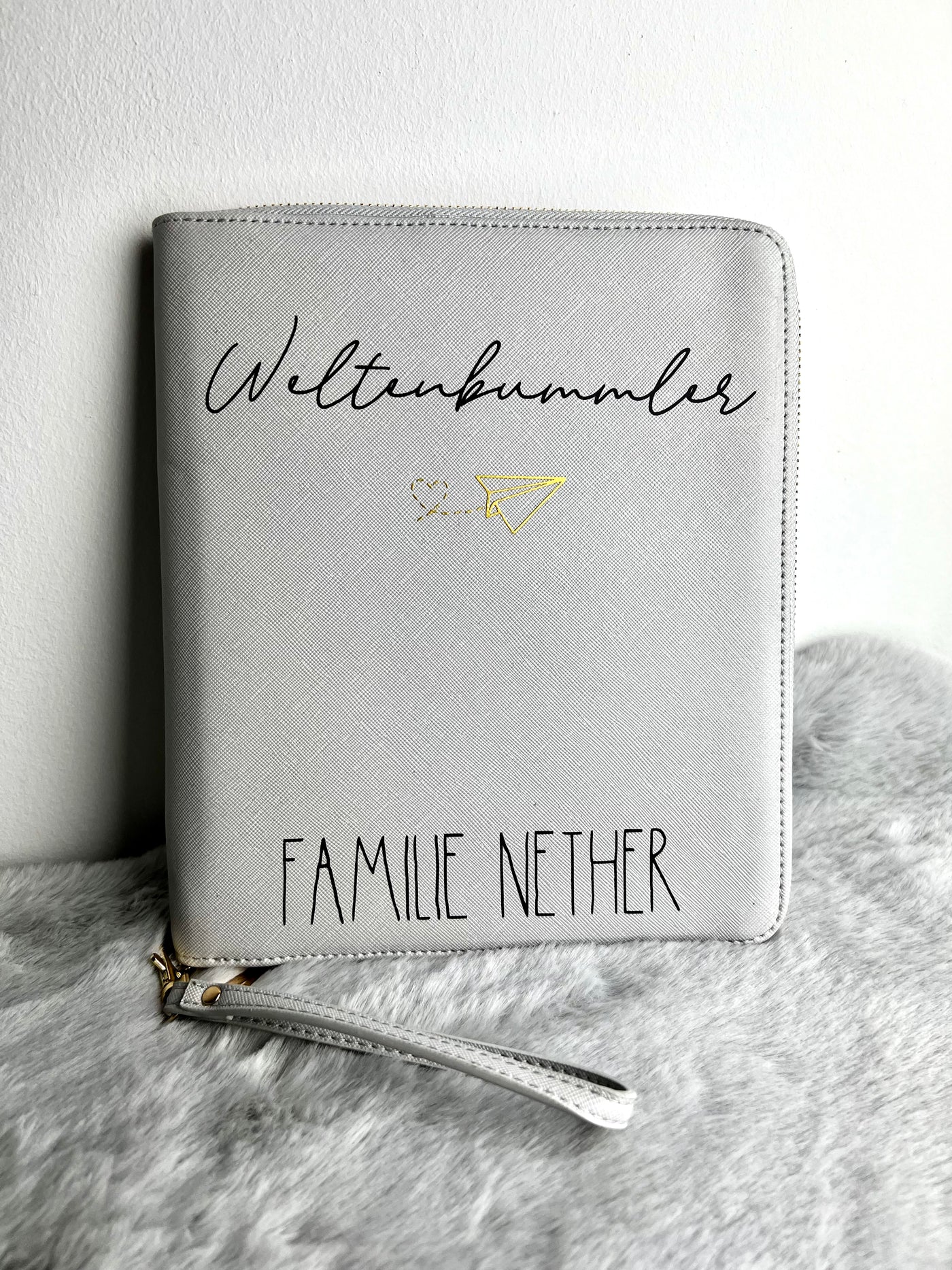 Reiseorganizer Design „Weltenbummler“ | Dokumententasche für Reise- & Impfpässe | [individualisierbar / personalisierbar]