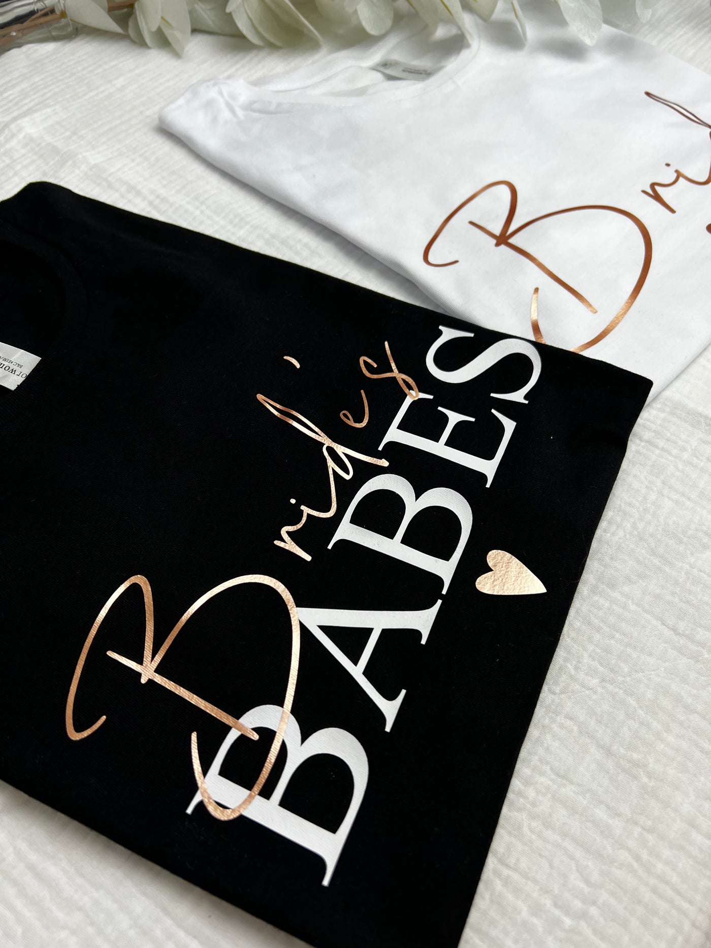 Junggesellenabschied T-Shirt leger Design „Bride & Babes“ | JGA Shirt für die Babes [individualisierbar]