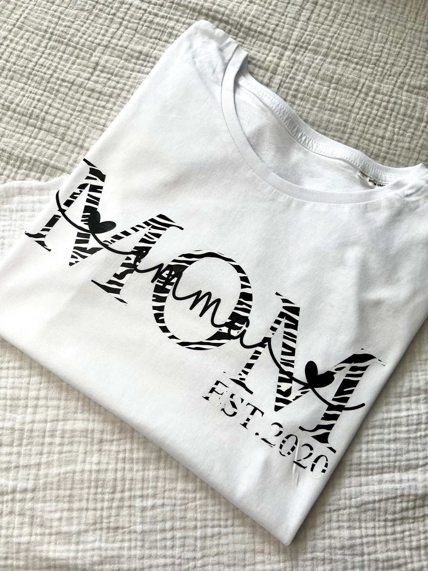 Damen T-Shirt Design „MOM EST. / MAMA SEIT mit Muster" | Mama Shirt mit Kindernamen & Geburtsjahr [personalisiert / individualisiert]