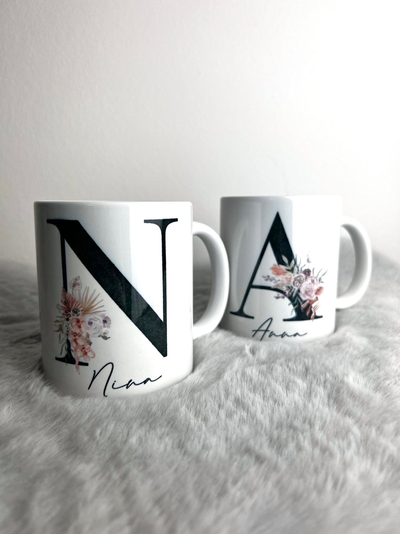 Keramiktasse Design "Flower Inital Black" | Henkeltasse mit Print | spülmaschinen- und mikrowellenfest [personalisierbar]