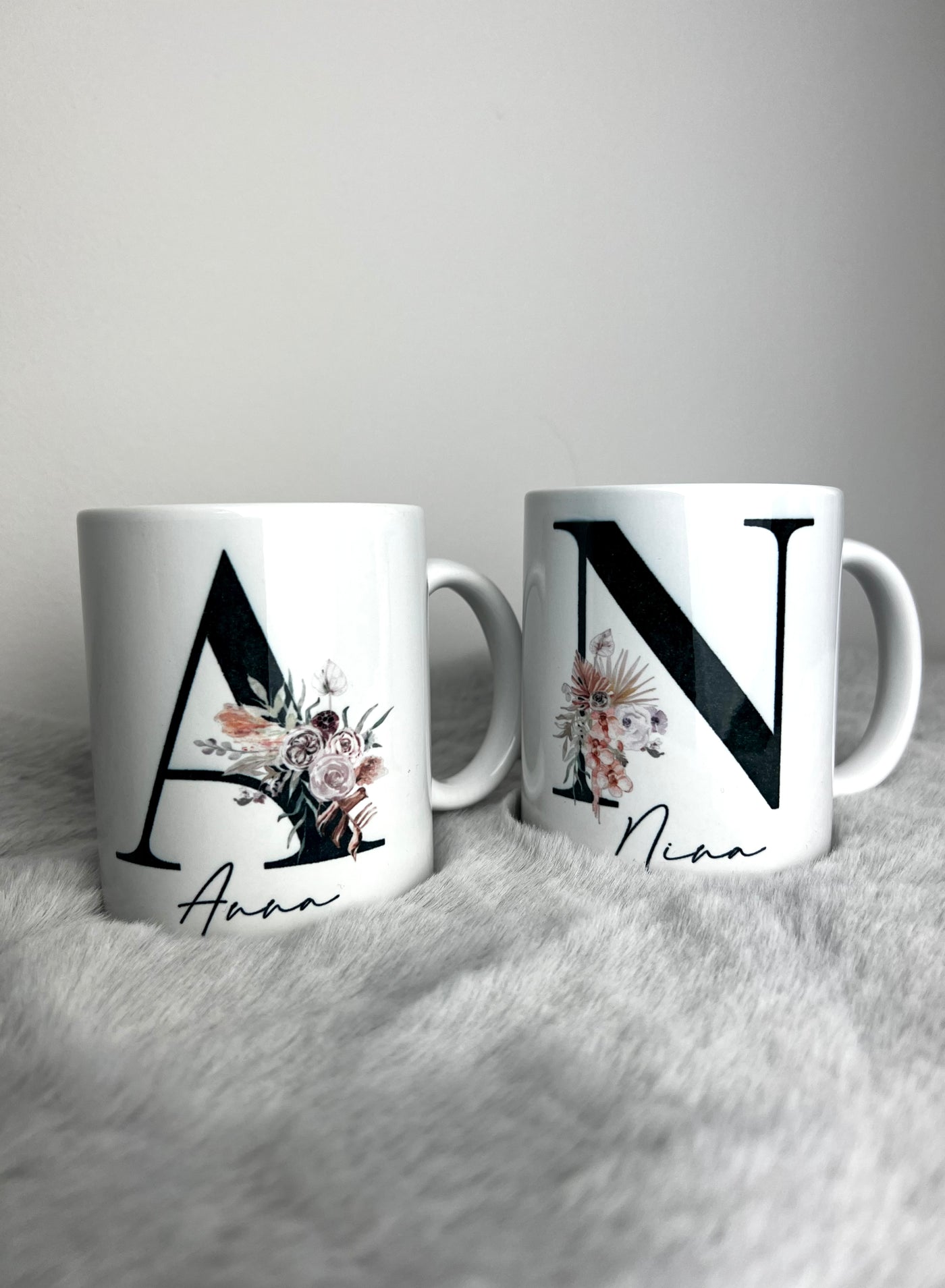 Keramiktasse Design "Flower Inital Black" | Henkeltasse mit Print | spülmaschinen- und mikrowellenfest [personalisierbar]