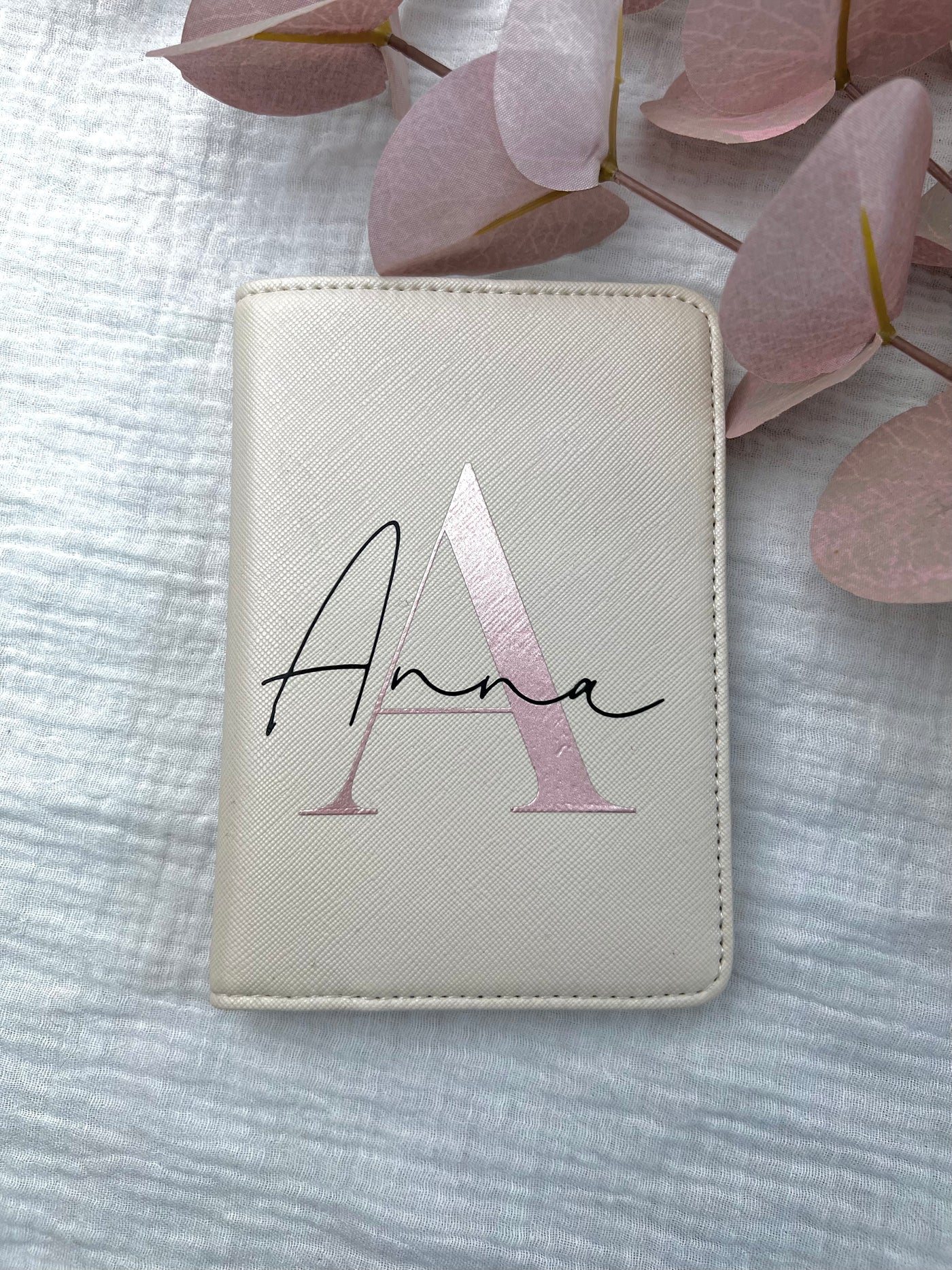 Reisepasshülle Design „Initial + Wunschname“ | Hülle für Reise- oder Impfpass [personalisierbar / individualisierbar]