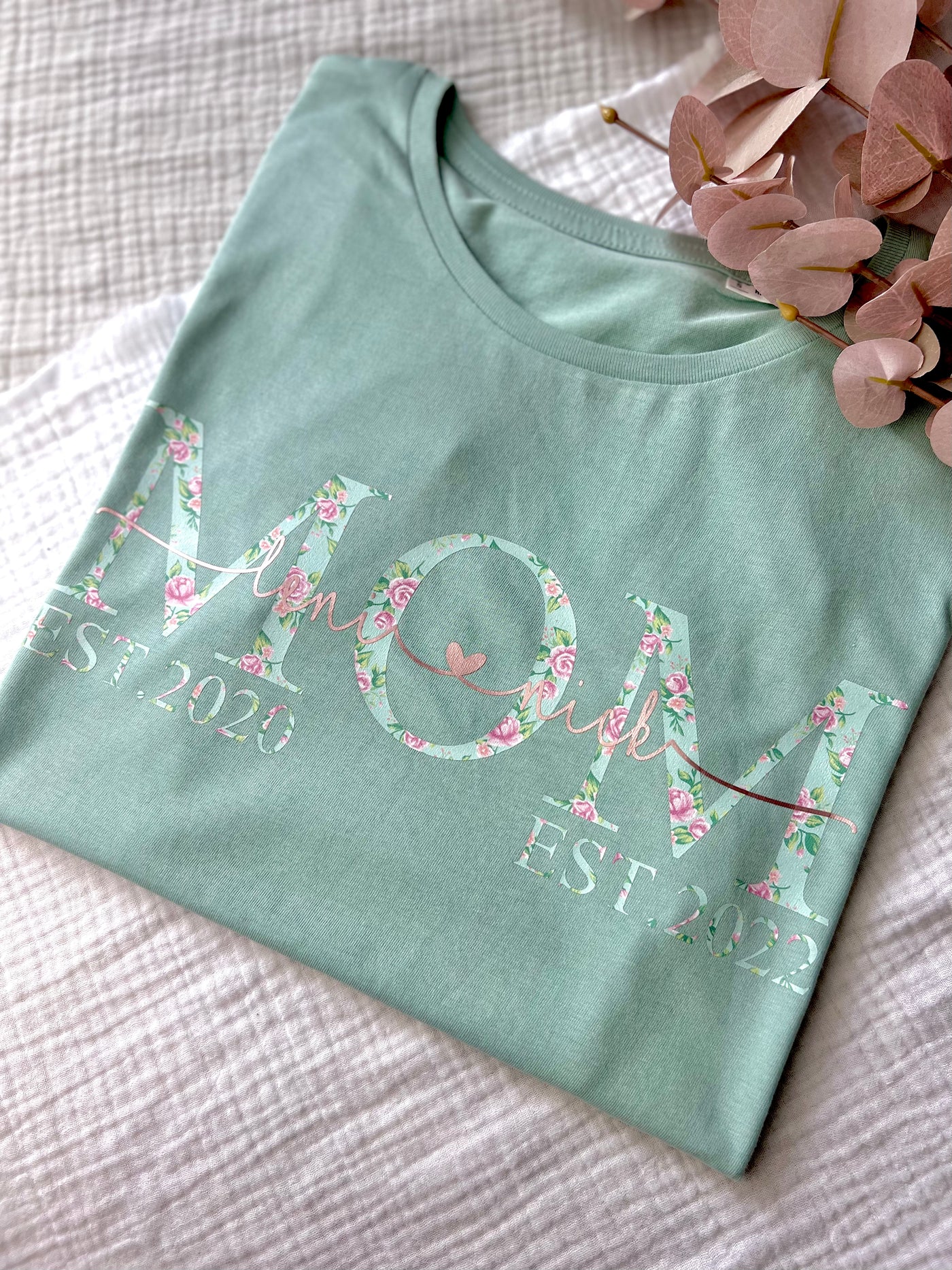 Damen T-Shirt Design „MOM EST. / MAMA SEIT mit Muster" | Mama Shirt mit Kindernamen & Geburtsjahr [personalisiert / individualisiert]