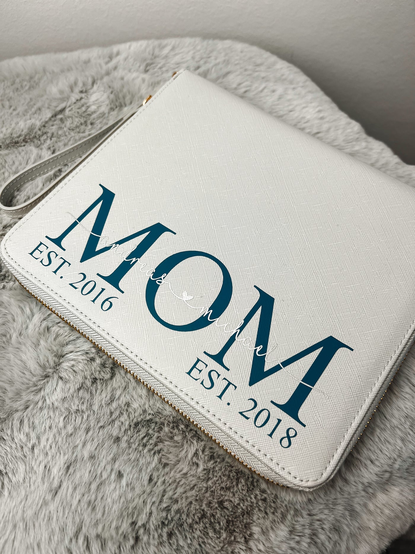 Familienorganizer Design „MOM EST.“ | Dokumententasche für Reise-, Impf- & Mutterpässe | [individualisierbar / personalisierbar]