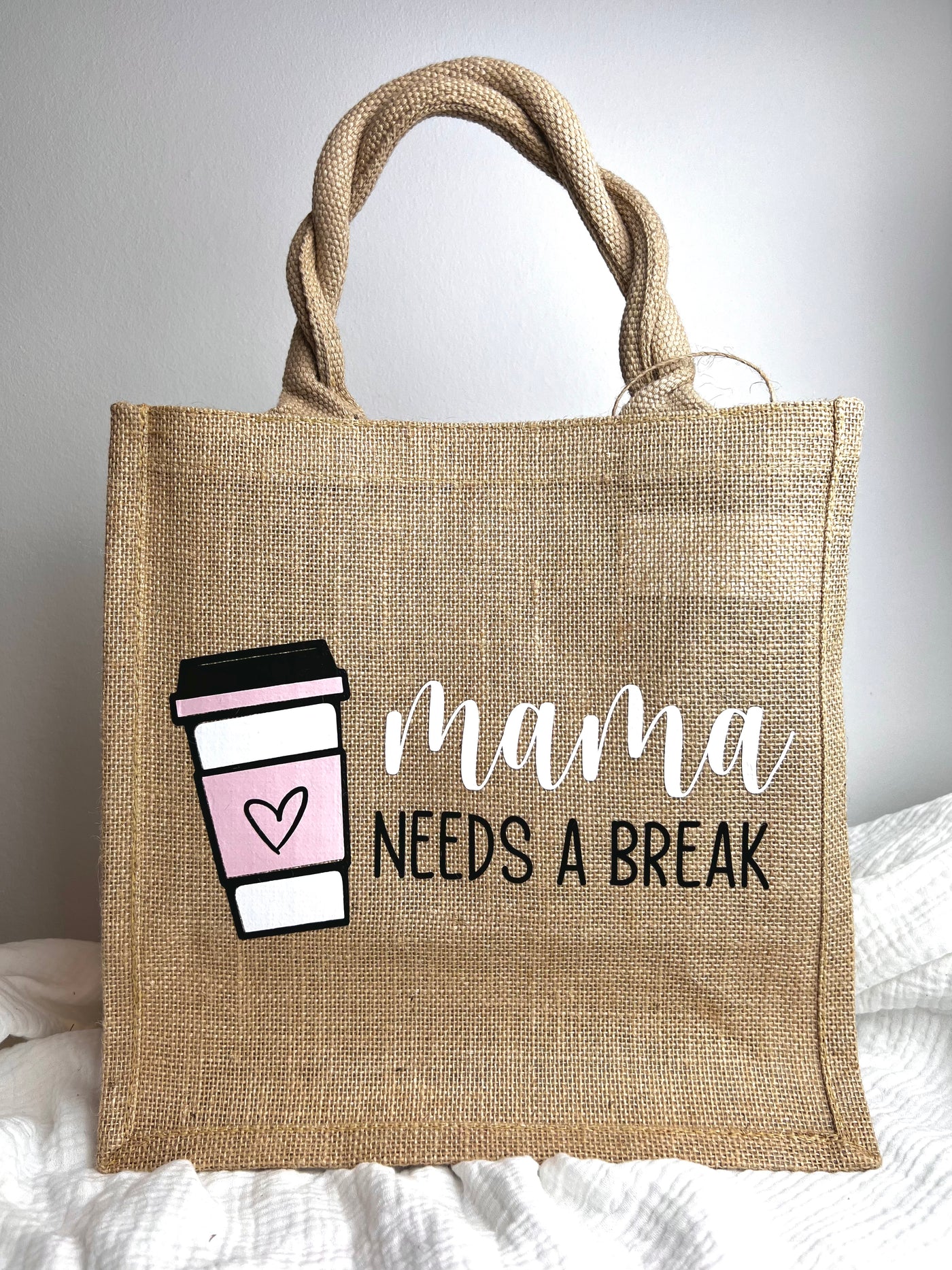 Jute-Geschenktasche / Jute-Shopper Design "Mama needs a break" | Geschenktüte für Coffee Lovers | Jutetasche für Mamas [individualisierbar]