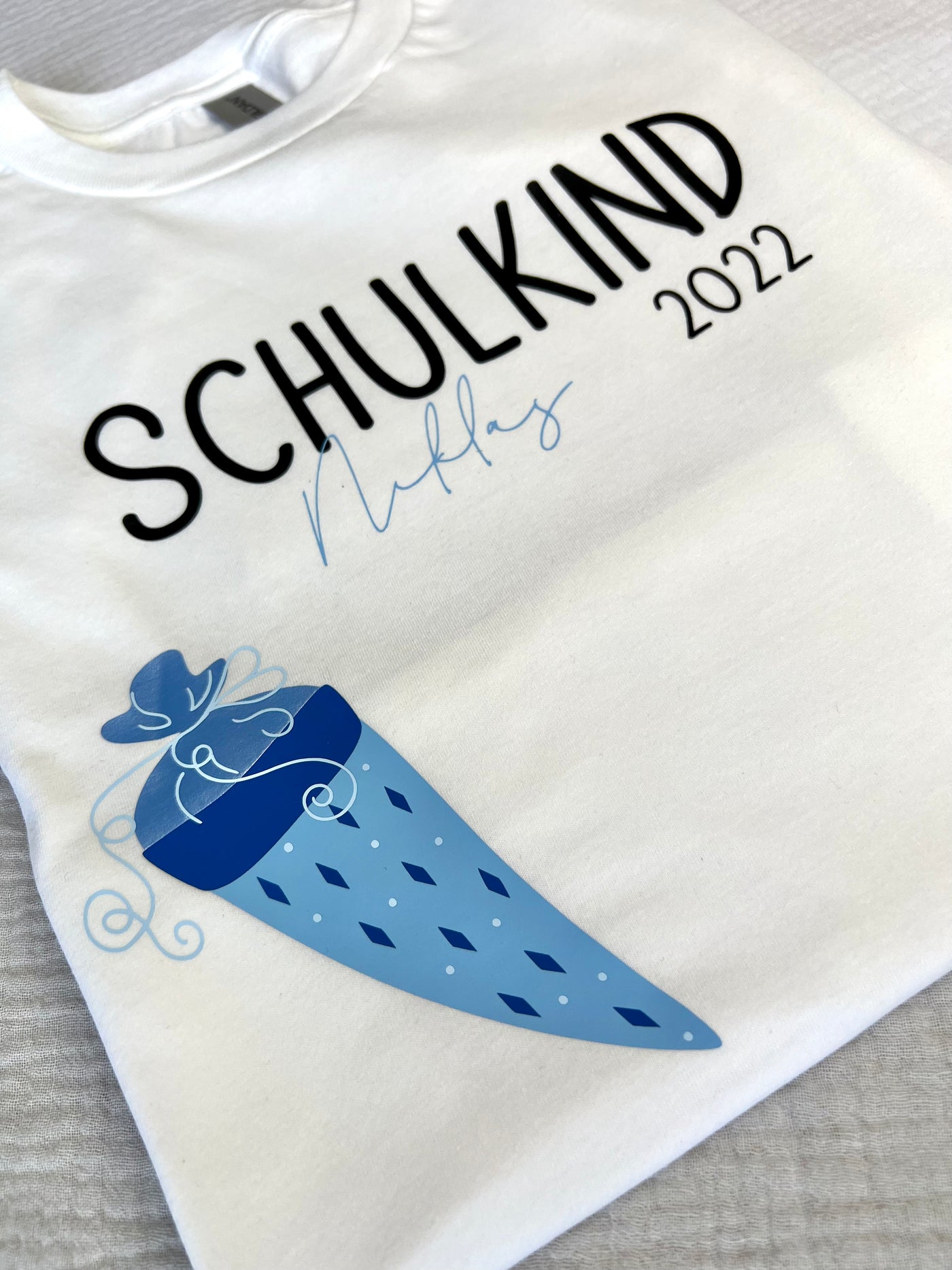 Kinder T-Shirt Design "Schulkind Schultüte" | Kids Shirt zum Schulbeginn | Geschenk Schulanfang [individualisierbar / personalisierbar]